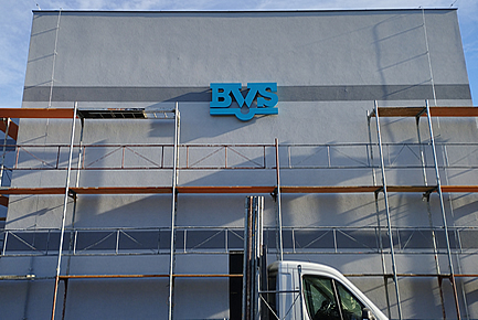 Podsvietené logo BVS z platu