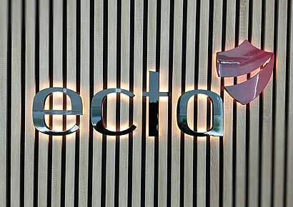 Podsvietene logo s kovovym efektom