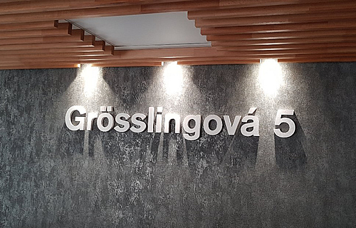 2x Polystyrénové logo